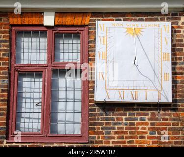 Nahaufnahme der Sonnenuhr an der Außenseite des Maeldune Heritage Centre, das sich im Plume Building in Maldon, Essex, Großbritannien, befindet. Stockfoto