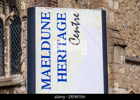 Essex, Großbritannien - April 10. 2023: Das Schild vor dem Maeldune Heritage Centre am Plume Building in der Stadt Maldon in Essex, Großbritannien. Stockfoto