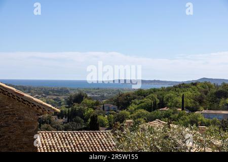 Bucht von St. Tropez, Cote d'Azur, aus dem Bergdorf Grimaud an der französischen Riviera Stockfoto