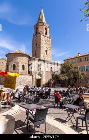 Frejus, Frankreich 11 2023. April: Frejus-Kathedrale mit Platz und Restaurants an der Cote d'Azur, französische Riviera Stockfoto