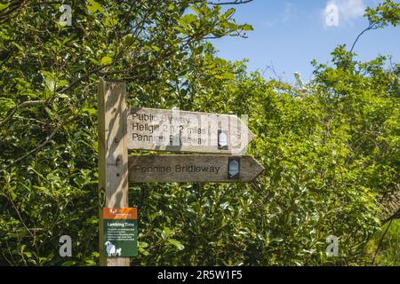 27.05.2023 Garsdale Head, Cumbria, Großbritannien. Ein Schild auf dem Pennine Bridleway mit der Aufschrift Hellgill 2 1/2 Stockfoto
