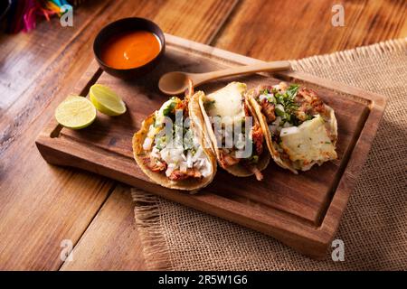 Tacos al Pastor. Tambien conocidos como Tacos de Trompo, Sohn el tipo de Tacos callejeros mas populares en Mexico, comunmente se elabora con carne de c Stockfoto