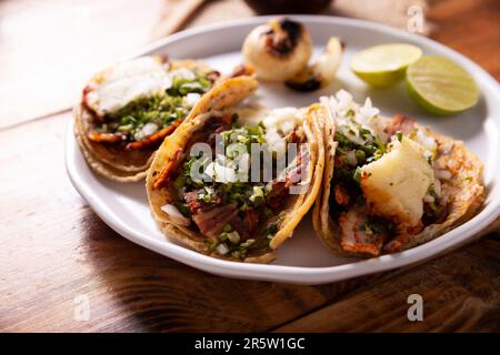 Tacos al Pastor. Tambien conocidos como Tacos de Trompo, Sohn el tipo de Tacos callejeros mas populares en Mexico, comunmente se elabora con carne de c Stockfoto