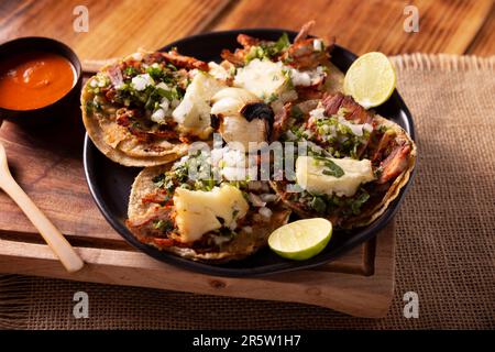 Tacos al Pastor. Tambien conocidos como Tacos de Trompo, Sohn el tipo de Tacos callejeros mas populares en Mexico, comunmente se elabora con carne de c Stockfoto