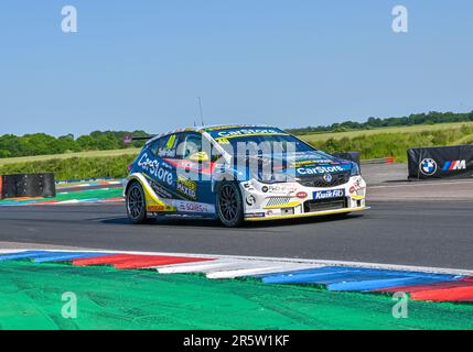 Andover, Großbritannien. 04. Juni 2023. Thruxton Circuit, Andover, Hampshire, Großbritannien, am 04 2023. Juni. Aron Taylor-Smith, CarStore Power maxed Racing, Vauxhall Astra, in Runde 12 der Kwik Fit British Touring Car Championships (BTCC) auf dem Thruxton Circuit, Andover, Hampshire, Großbritannien, am 04 2023. Juni. Kredit: Francis Knight/Alamy Live News Stockfoto