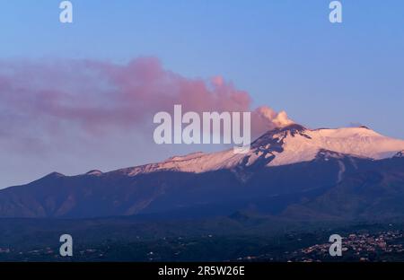 Der schneebedeckte Ätna, Sizilien bei Sonnenaufgang, mit Rauch, der am Tag nach einem Ausbruch aufgeht Stockfoto