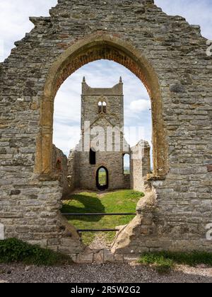 Die Ruinen der St. Michael's Church stehen auf dem Gipfel des Burrow Mump Hill auf Englands Somerset Levels. Stockfoto