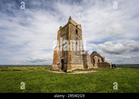 Die Ruinen der St. Michael's Church stehen auf dem Gipfel des Burrow Mump Hill auf Englands Somerset Levels. Stockfoto