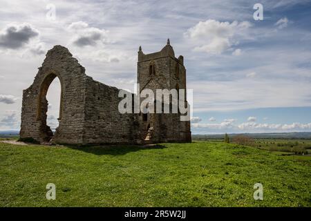 Die Ruinen der St. Michael's Church stehen auf dem Gipfel des Burrow Mump Hill auf Englands Somerset Levels. Stockfoto