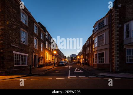 Georgianische Stadthäuser werden in der Abenddämmerung auf der Castle Street in Bridgwater, Somerset, beleuchtet. Stockfoto