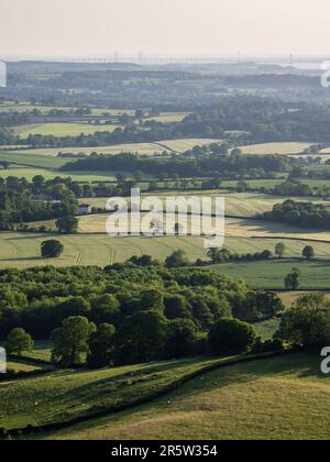 Ackerland-Felder und kleine Wälder bedecken die sanft geschwungene Landschaft des Tals von Berkeley und South Gloucestershire, von der Cotswolds Edge aus gesehen Stockfoto