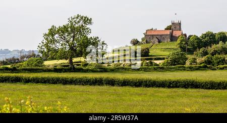 Die auf einem Hügel gelegene Pfarrkirche St. Arilda in Oldbury-on-Severn, South Gloucestershire. Stockfoto