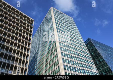 London, Großbritannien - 02. Februar 2019: Blick nach modernen Wolkenkratzern - Westminster City Hall in der Victoria Street 64, blauer Himmel darüber. Beispiel für CO Stockfoto