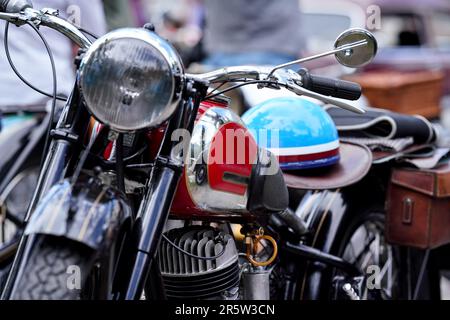 Altes Oldtimer-Motorrad, Nahaufnahme mit geringer Tiefenschärfe von vorne, nur wenige Teile im Fokus Stockfoto