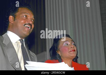 CHICAGO, ILLINOIS - 24. FEBRUAR 1987 Reverend Jesse Jackson lächelt auf der Bühne mit Coretta Scott King auf der Siegesfeier des Chicagoer Bürgermeisters Harold WashingtonÕs Stockfoto