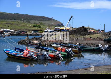 Osterinsel, Chile -- 25. Januar 2023.. Ein farbenfrohes Foto von Motorbooten in einem Hafen der Osterinsel. Stockfoto