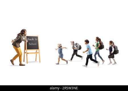 Eine Gruppe von Kindern, die auf einen Lehrer und eine Tafel zugehen, isoliert auf weißem Hintergrund Stockfoto