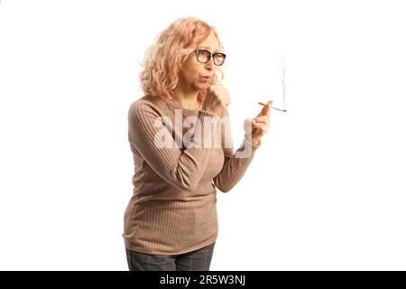 Reife Frau mit Brille, die eine Zigarette raucht, isoliert auf weißem Hintergrund Stockfoto