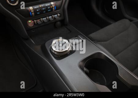 Die Mittelkonsole des Fahrzeugs mit einer Nahaufnahme des Gangwechsels und seines Automatikgetriebes Stockfoto