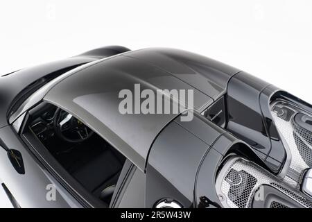 Ein schwarz-silberner Cabrio-Sportwagen auf weißem Hintergrund Stockfoto