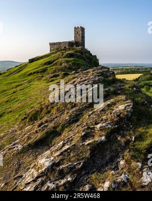 Morgenlicht scheint auf der St. Michaels Kirche auf dem Hügel Brent Tor in Devon. Stockfoto