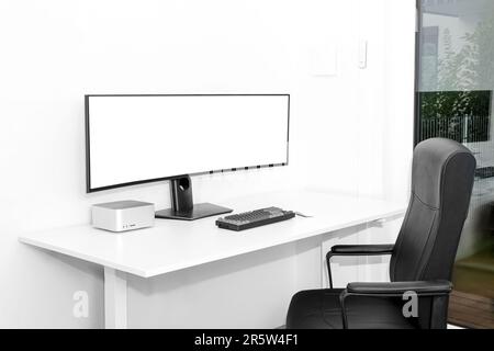 Moderner Arbeitsplatz mit Computer und wlan-Router in der Nähe von hellen Wänden Stockfoto