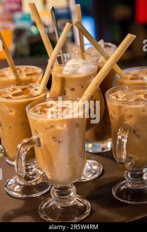 Eine Gruppe Eiskaffee und Eiskaffee in Gläsern von einer lokalen vietnamesischen Kaffeebar. Stockfoto