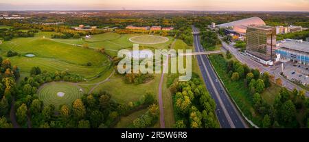 Ein Luftblick auf die moderne Skyline mit einer Brücke in der Nähe des Campbell Park in Milton Keynes Stockfoto