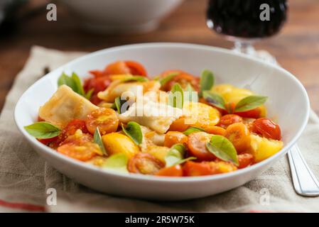 Vegane Tortellini mit einer Kirschtomate-Sauce. Stockfoto