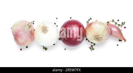 Verschiedene Zwiebelsorten mit Knoblauch und Pfefferkörnern, isoliert auf weißem Hintergrund Stockfoto