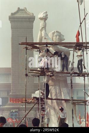 Studentenkünstler konstruieren während der Proteste am 30. Mai 1989 eine „Göttin der Demokratie“ auf dem Platz des Himmlischen Friedens. Stockfoto