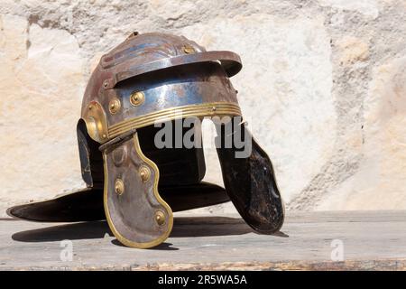 Horizontaler Blick auf einen kaiserlichen Helm oder Galea: Einen römischen Militärhelm, der von Legionen des antiken Römischen Reiches getragen wird. Symbolisiert Kraft und Stärke, Stockfoto