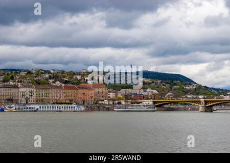 Budapest, Ungarn - 15. April 2023 eine wunderbare Begegnung mit der donau, dem Touristenschiff und der Freude der Entdeckungen Stockfoto