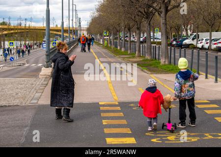 Budapest, Ungarn - 15. April 2023 ein herzerwärmender Moment eine Mutter, die wertvolle Erinnerungen auf den Straßen festhält Stockfoto