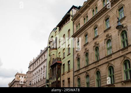 Budapest, Ungarn - 15. April 2023 architektonische Wunder, die die Gebäude entlang der Straßen von budapest enthüllen Stockfoto