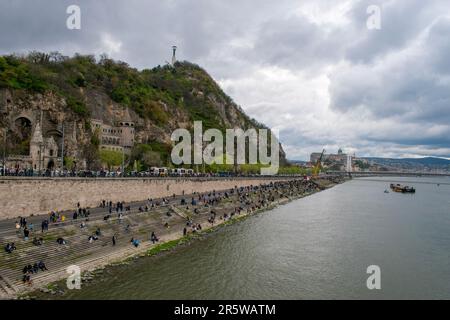 Budapest, Ungarn - 15. April 2023 auf dem gellert-Hügel die majestätische Freiheitsstatue unter dem Vorsitz von budapest Stockfoto