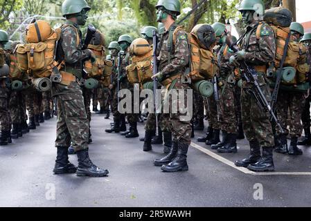 Salvador, Bahia, Brasilien - 07. September 2022: Soldaten warten auf den Beginn der Parade zum brasilianischen Unabhängigkeitstag in Salvador, Bahia. Stockfoto