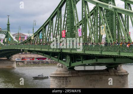 Budapest, Ungarn - 15. April 2023 Überbrückung der Freiheitsbrücke (Szabadság híd) - budapests grünes Symbol Stockfoto