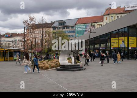 Budapest, Ungarn - 15. April 2023 lebhafte Szenen Menschen in Bewegung an einem öffentlichen Bahnhof in budapest Stockfoto