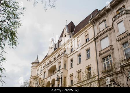 Budapest, Ungarn - 15. April 2023 Entdecken Sie den zeitlosen Charme und erkunden Sie die alten Gebäude entlang der Straßen von budapest Stockfoto