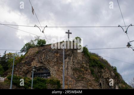 Budapest, Ungarn - 15. April 2023 gellerts verborgenes Juwel, die Felskapelle mit Blick auf budapest Stockfoto