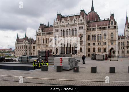 Budapest, Ungarn - 15. April 2023 gotische Pracht das majestätische ungarische parlamentsgebäude mit einem Blick auf das Bauleben Stockfoto