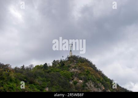 Budapest, Ungarn - 15. April 2023 Freiheitsstatue auf dem gellert-Hügel in budapest, ungarn Zeuge der Majestät der Freiheit Stockfoto
