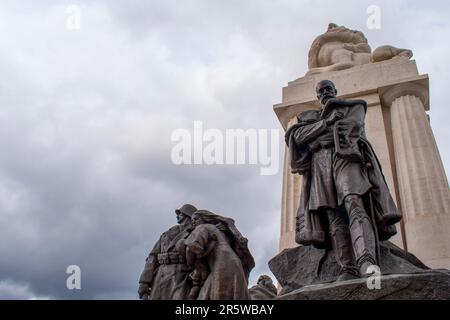 Budapest, Ungarn - 15. April 2023 vor dem parlament das majestätische denkmal istvan tisza Stockfoto