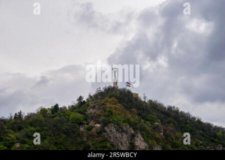 Budapest, Ungarn - 15. April 2023 herrschte die herrliche Freiheitsstatue auf dem gellert-Hügel, die die Pracht budapests verkörpert Stockfoto