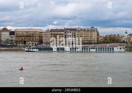 Budapest, Ungarn - 15. April 2023 ruhige Schönheit ein fesselnder Blick auf die donau, das Touristenschiff und budapests Pracht Stockfoto