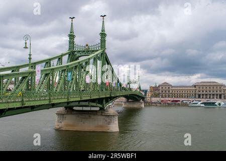 Budapest, Ungarn - 15. April 2023 Symbol der Freiheit die grüne Brücke von budapest - Freiheitsbrücke (Szabadság híd) Stockfoto