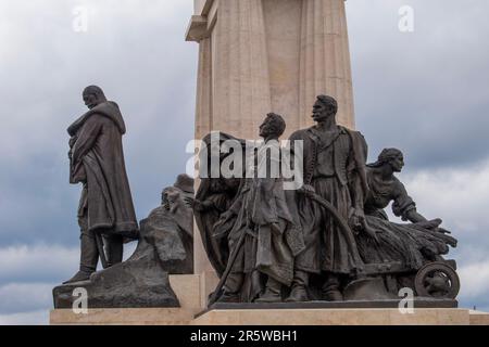 Budapest, Ungarn - 15. April 2023 das istvan tisza-Denkmal vor budapests parlamentsgebäude, ein Tribut an einen großen Führer Stockfoto