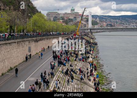 Budapest, Ungarn - 15. April 2023 die lebhaften Menschenmassen auf der donau entlang budapests Flussufer Stockfoto