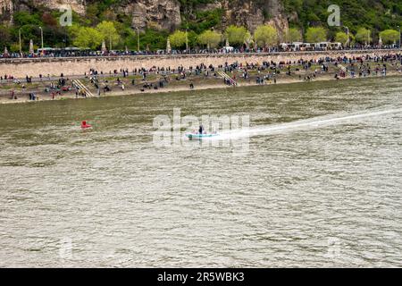 Budapest, Ungarn - 15. April 2023 ruhige Momente am Nachmittag am Ufer der donau in budapest Stockfoto